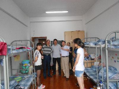 院领导们视察实习生宿舍，了解同学们的住宿及实习情况